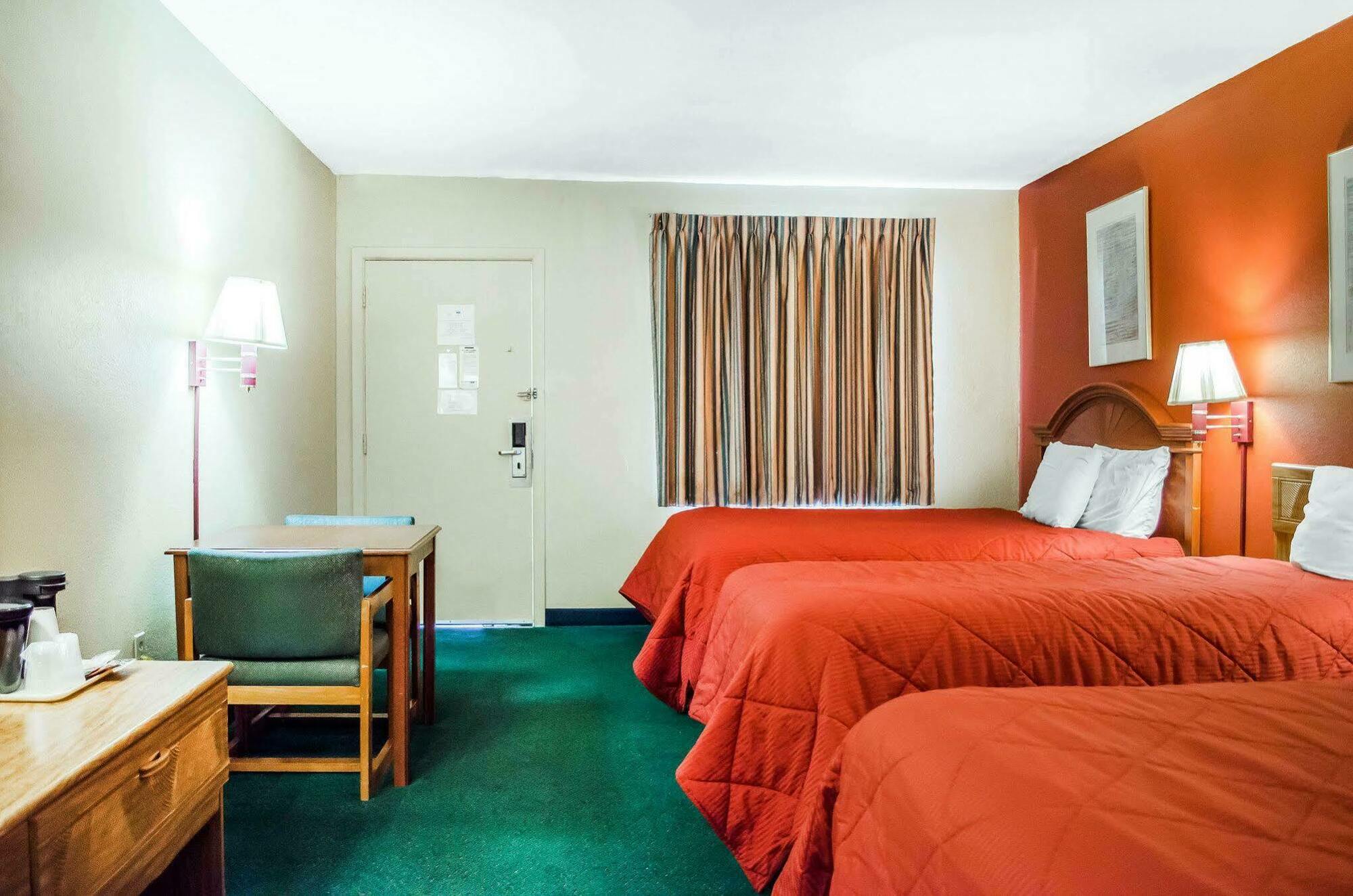 Rodeway Inn Harrisburg Exteriör bild